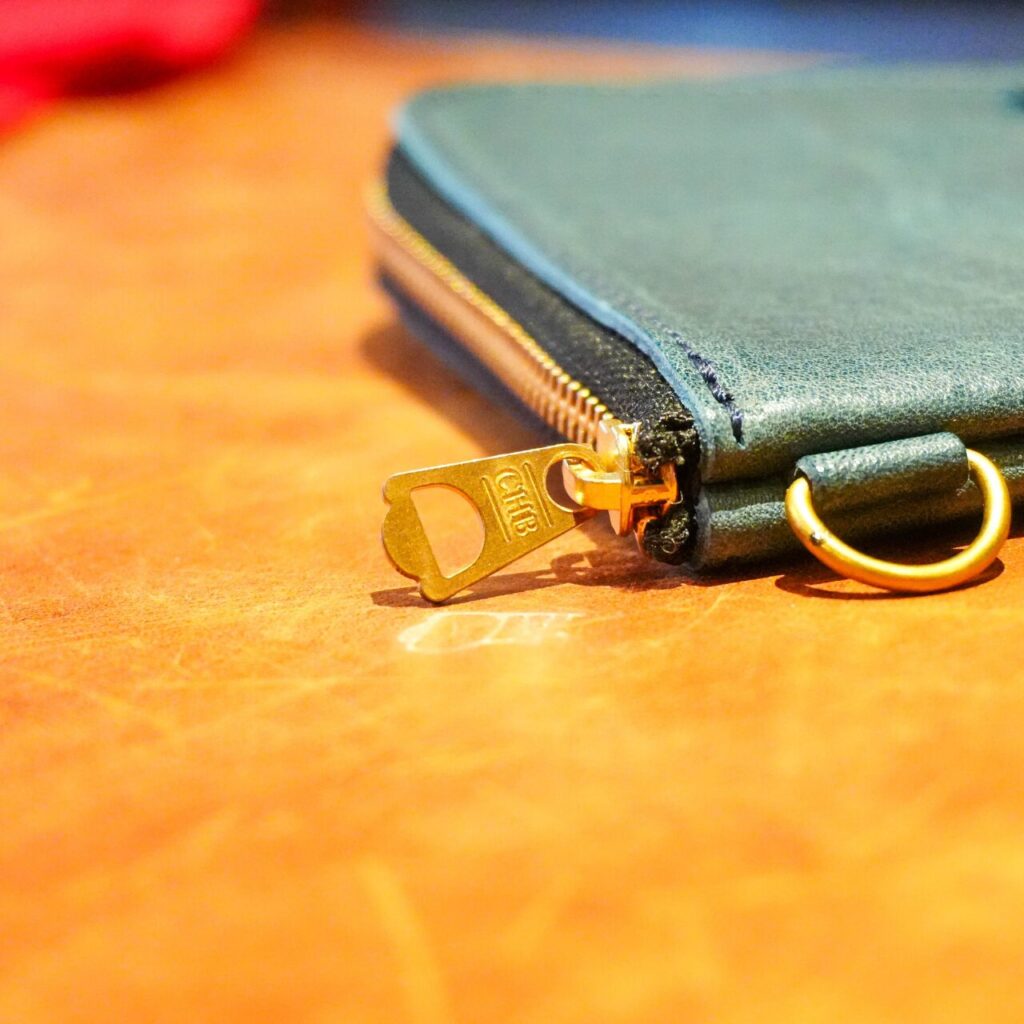 ヴィンテージレザーの引き手はブランドオリジナルのCHB文字入りの真鍮引き手