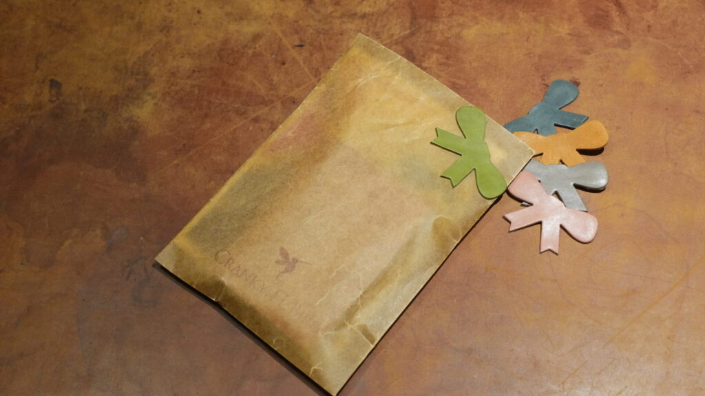 リボン型のレザーチャームをつけてラッピング配送可能