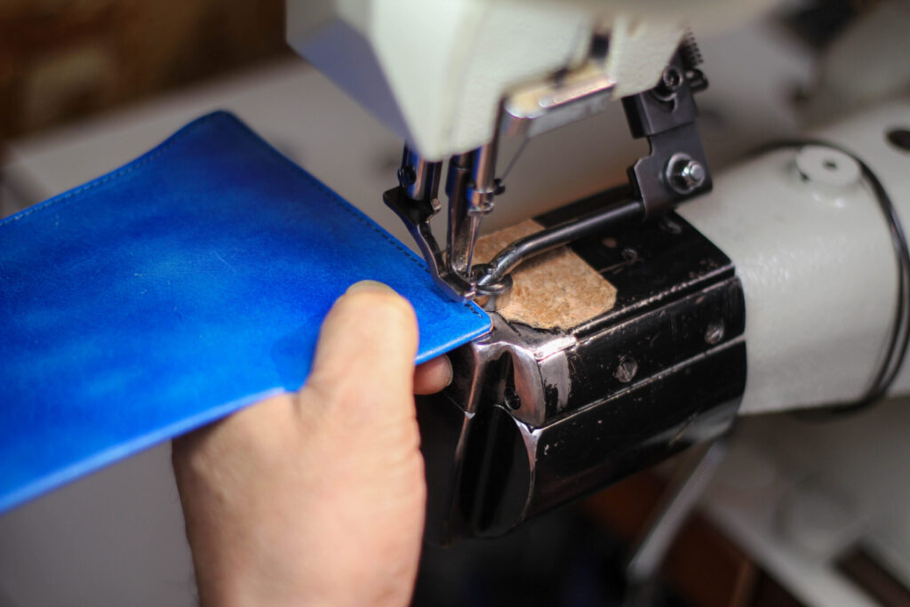 工房内の作業の様子。職人が一点ずつ製作