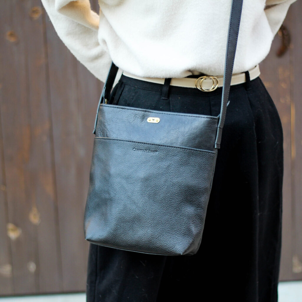 長財布もすっぽり入る、スリムな本革ショルダーバッグ「Town」