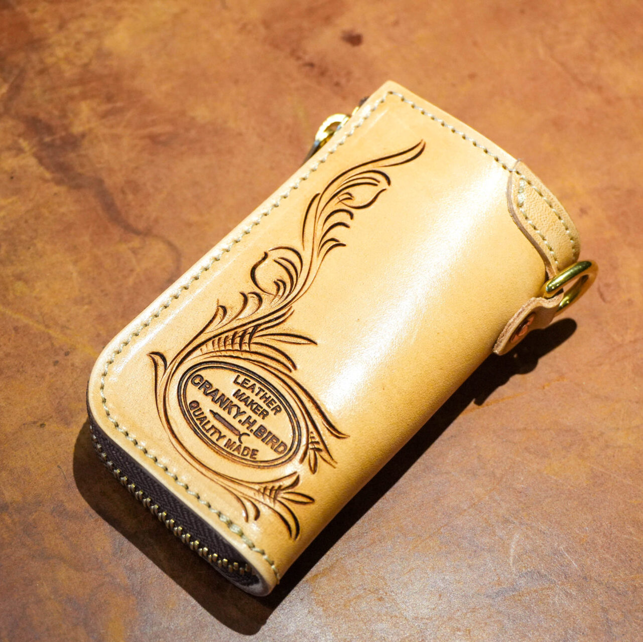 スマートキーケース"GROUND FreeCut"タン(背面)