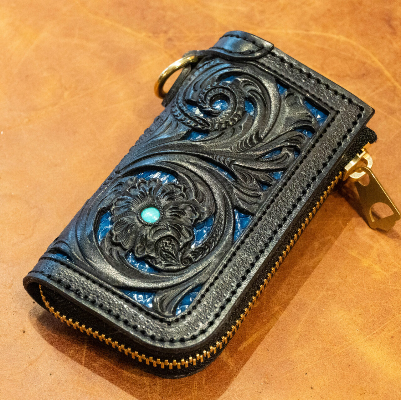 スマートキーケース"GROUND Filigree"ブラック(牛革)×ブルー(蛇革)表面