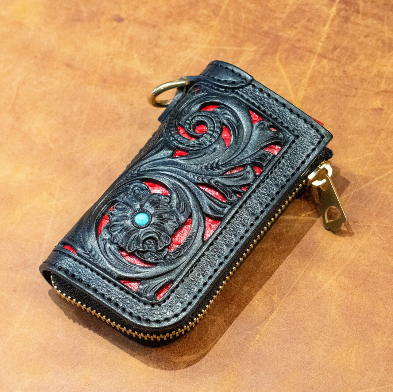 スマートキーケース"GROUND Filigree"ブラック(牛革)×レッド(蛇革)表面