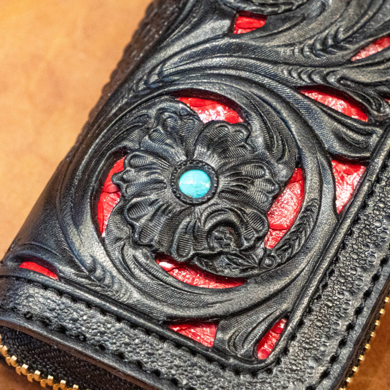 スマートキーケース"GROUND Filigree"ブラック(牛革)×レッド(蛇革)表面