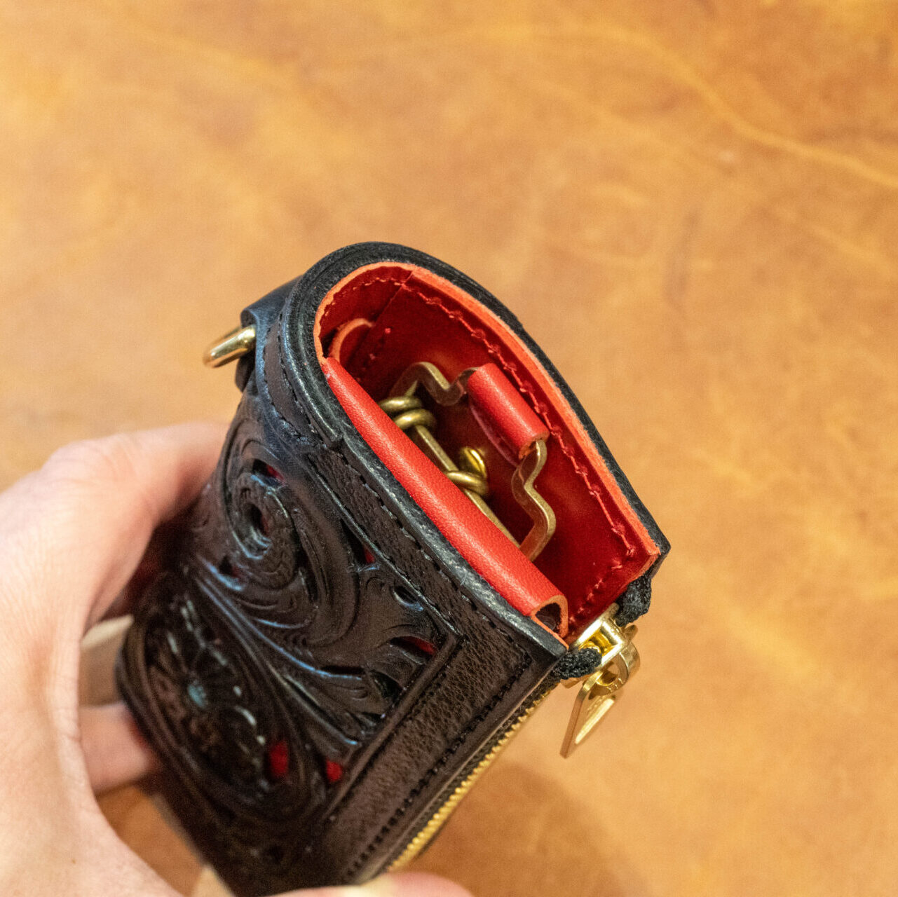 スマートキーケース"GROUND Filigree"ブラック(牛革)×レッド(蛇革)・中面レッド・上から見た写真