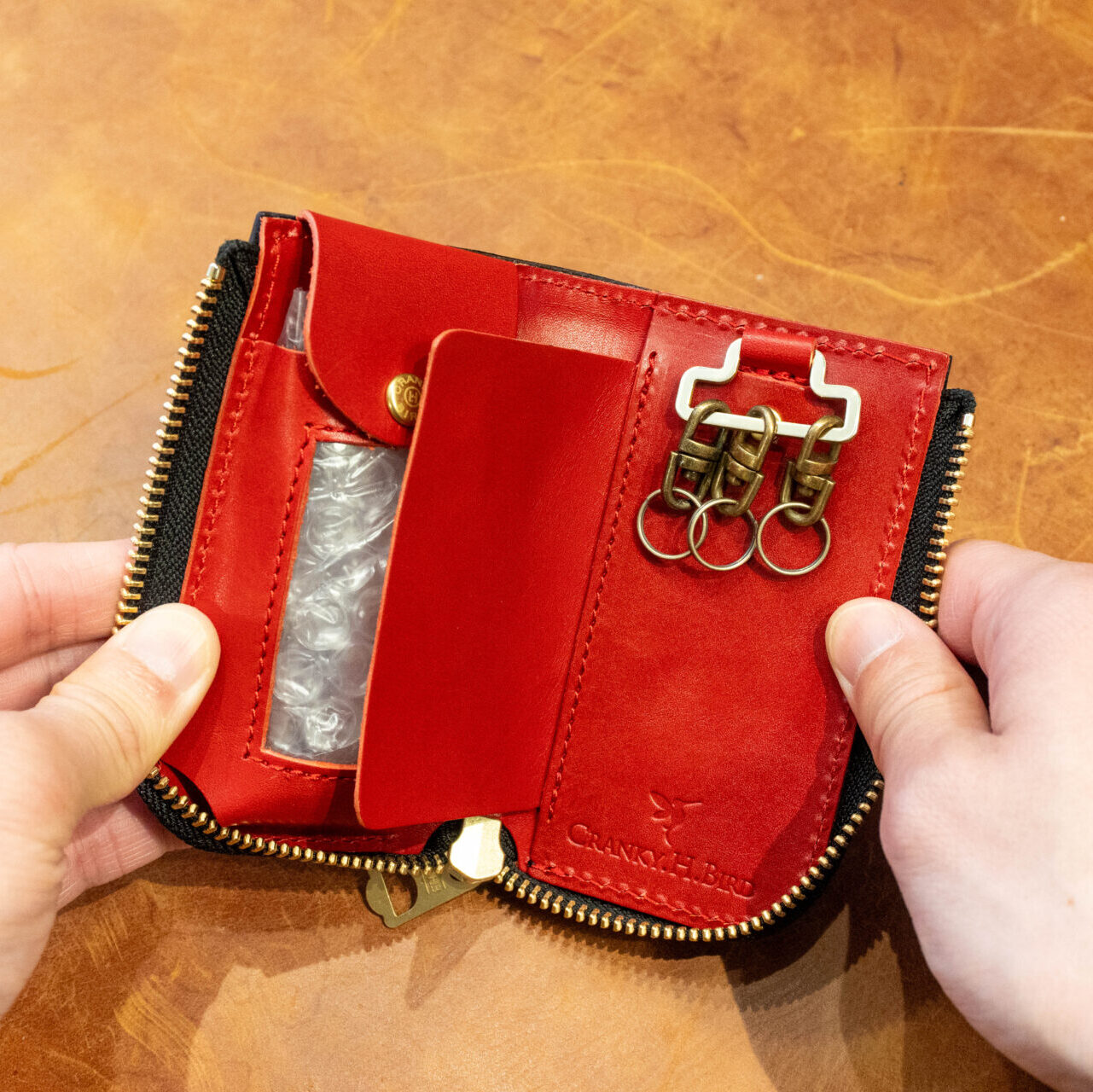 スマートキーケース"GROUND Filigree"ブラック(牛革)×レッド(蛇革)・中面レッド・中の写真