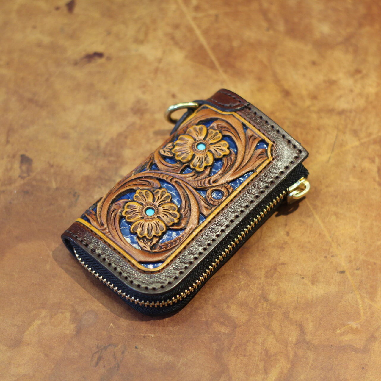 スマートキーケース"GROUND Filigree"ブラウン(牛革)×ブルー(蛇革)表面