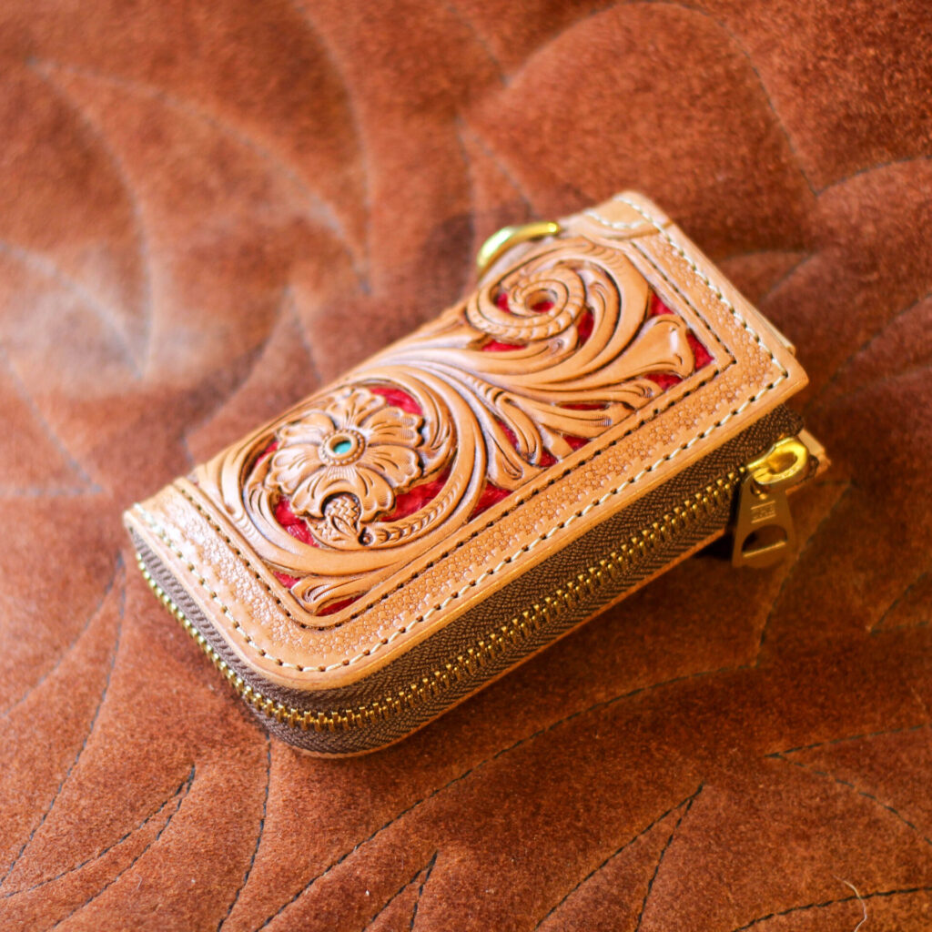 スマートキーケース"GROUND Filigree"タン(牛革)×レッド(蛇革)表面