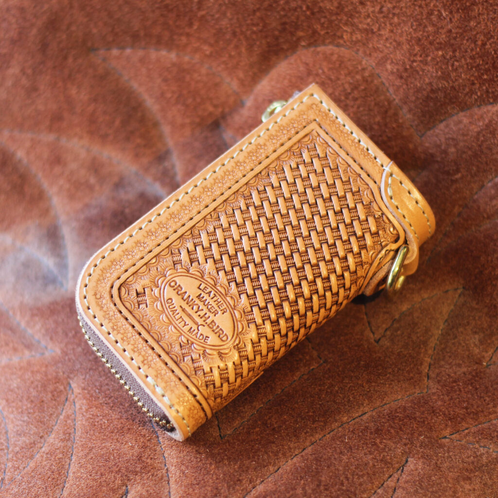 スマートキーケース"GROUND Filigree"タン(牛革)×レッド(蛇革)背面