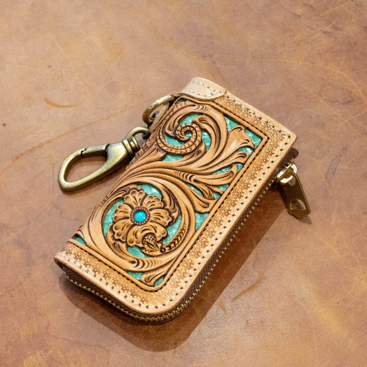 スマートキーケース"GROUND Filigree"タン(牛革)×エメラルドグリーン(蛇革)表面