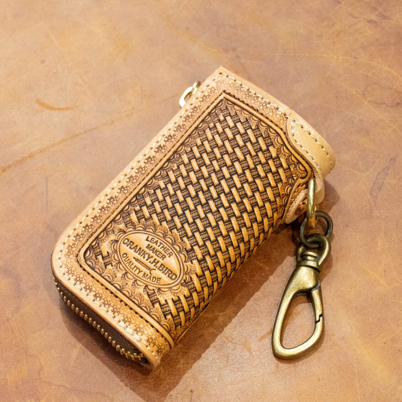 スマートキーケース"GROUND Filigree"タン(牛革)×エメラルドグリーン(蛇革)背面