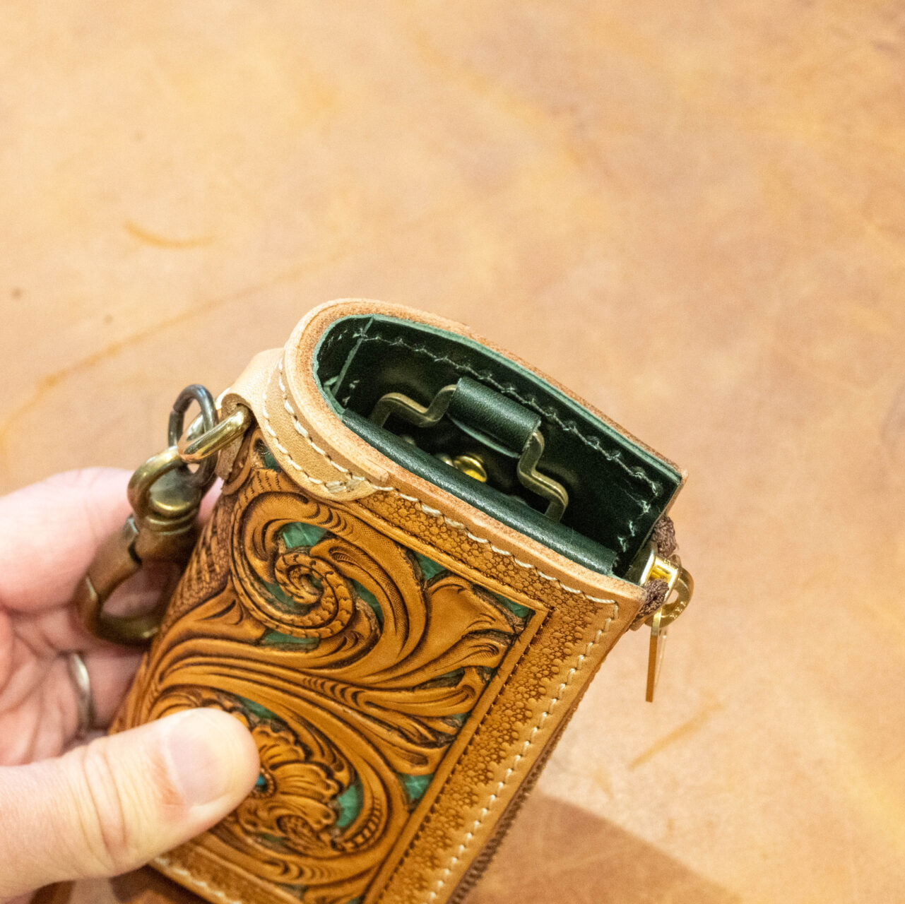スマートキーケース"GROUND Filigree"タン(牛革)×エメラルドグリーン(蛇革)上から見た様子