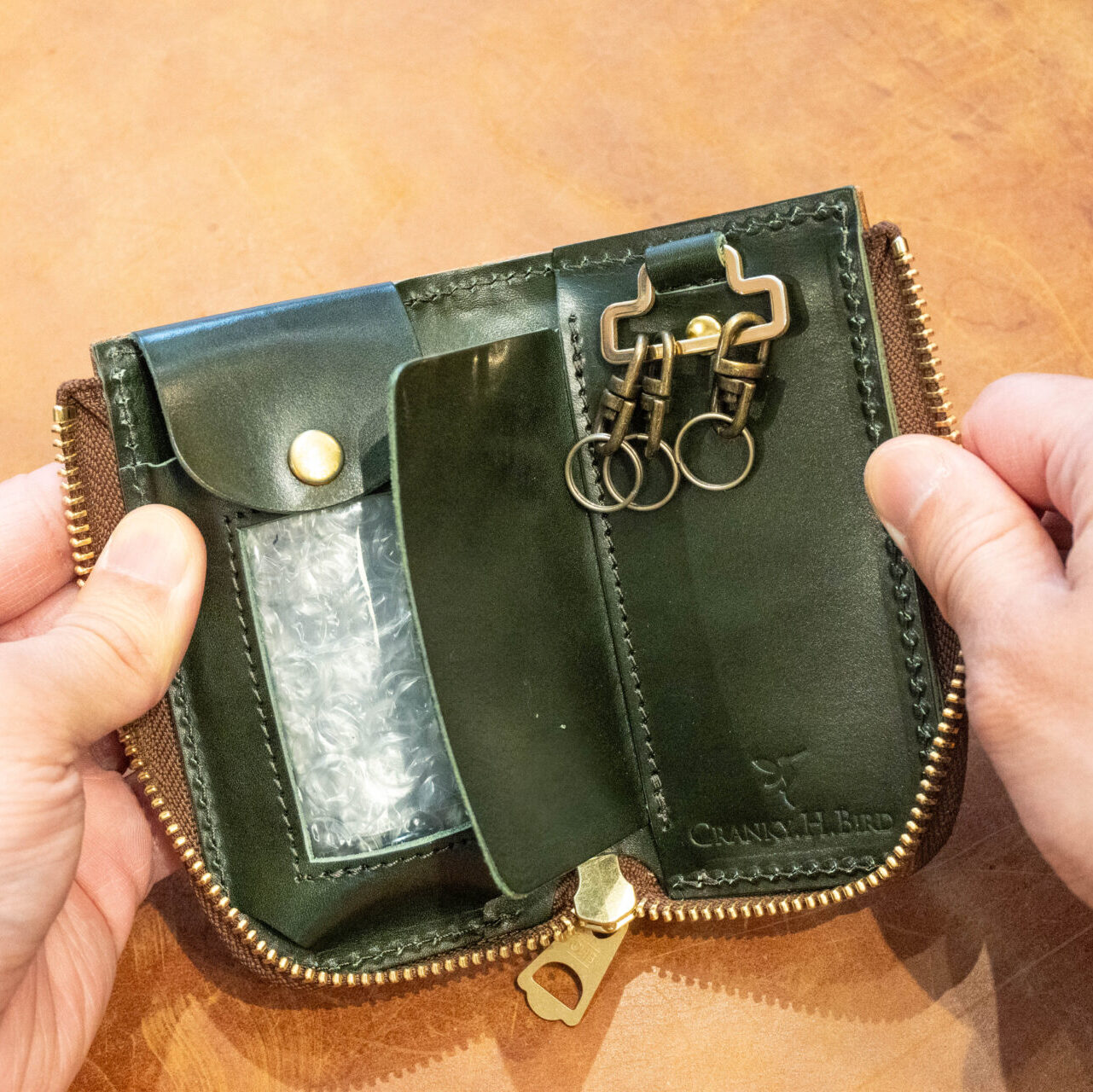 スマートキーケース"GROUND Filigree"タン(牛革)×エメラルドグリーン(蛇革)中面グリーン