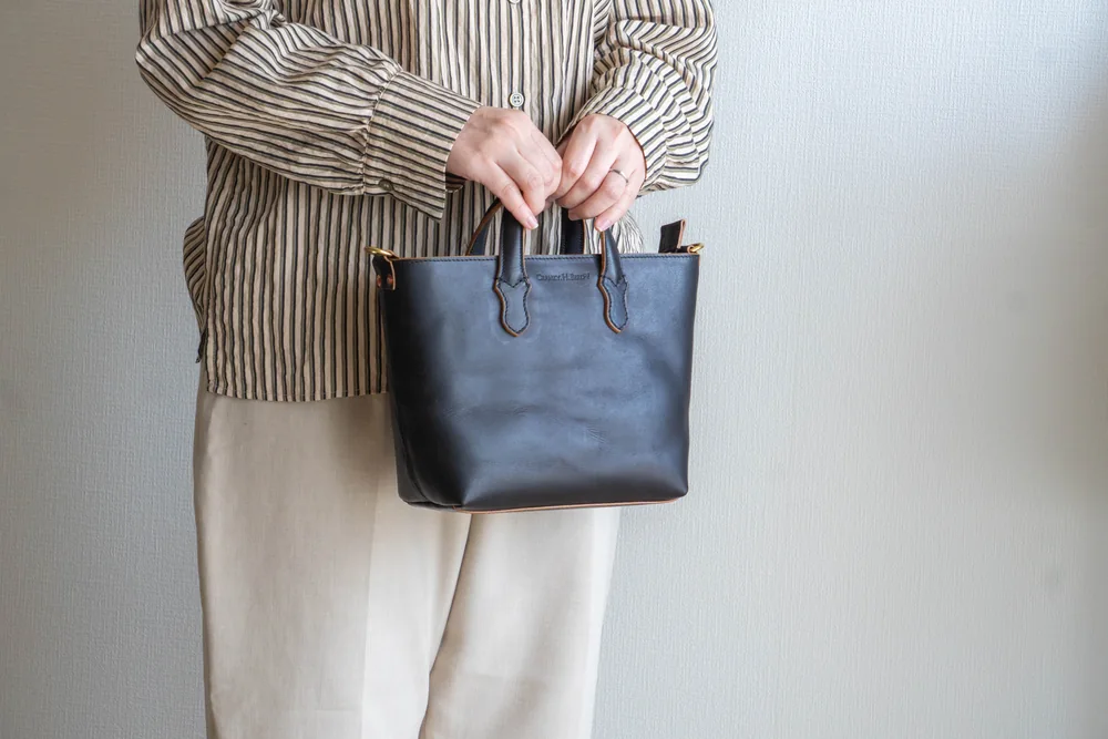 ブラックのDAYSを服に合わせた姿