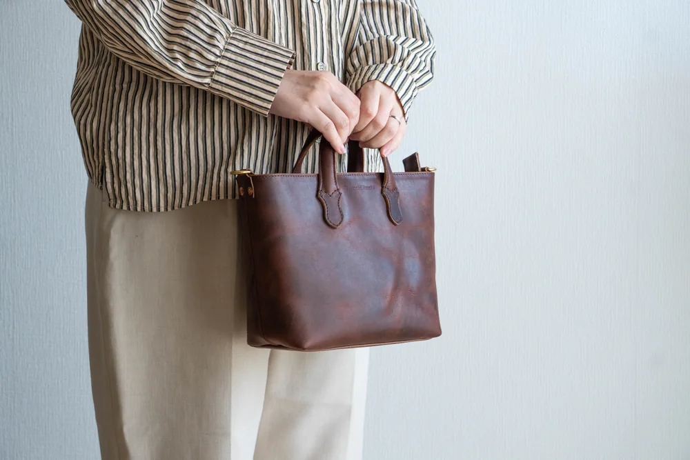ダークブラウンのDAYSを服に合わせた姿