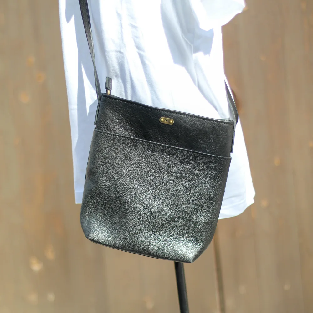 ブラックのTOWNを服に合わせた姿