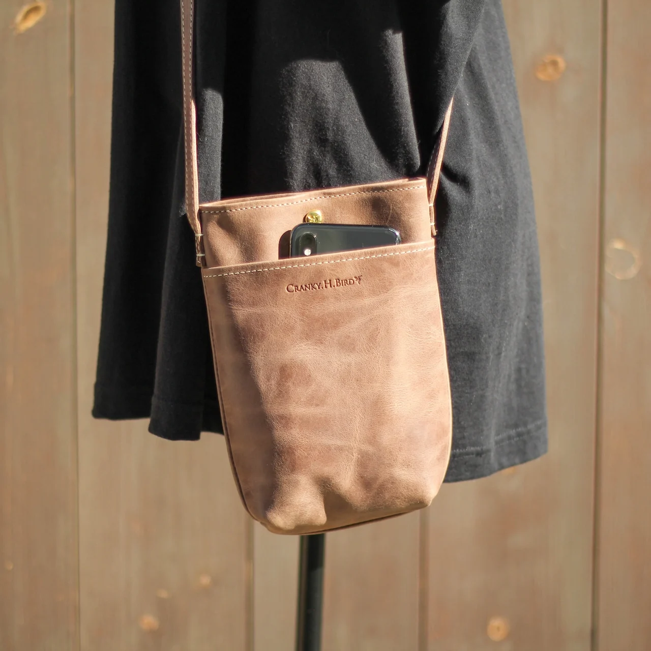 グレージュのWALK モストロを黒い服のマネキンに合わせた姿
