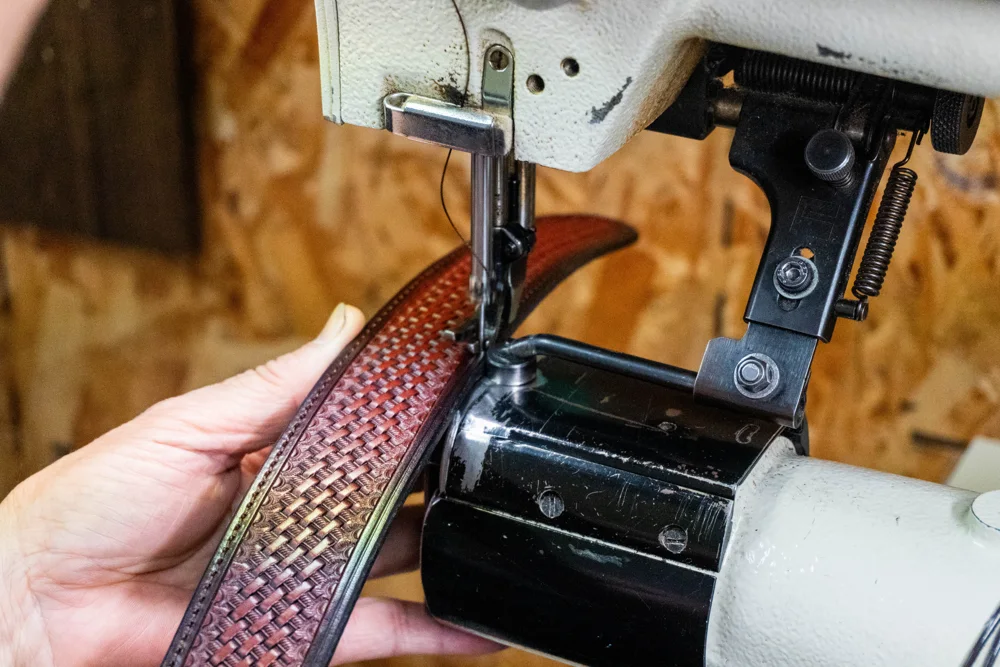 ミシンで革を縫い合わせる手元